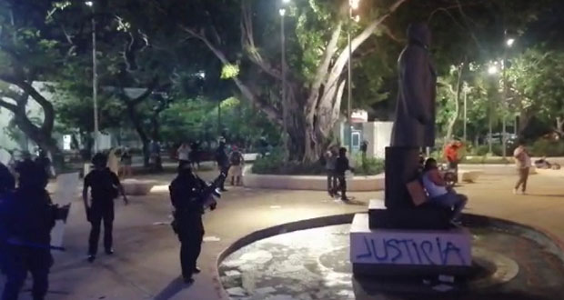 A balazos, policías reprimen protesta contra feminicidios en Cancún