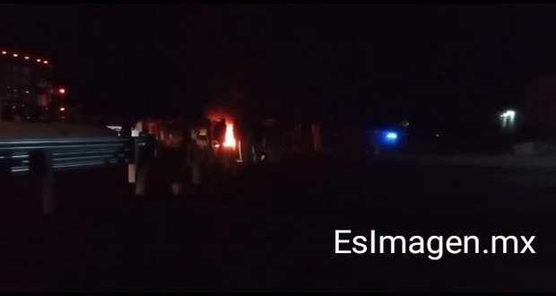 Bloquean la México-Puebla para exigir justicia por violación de menor