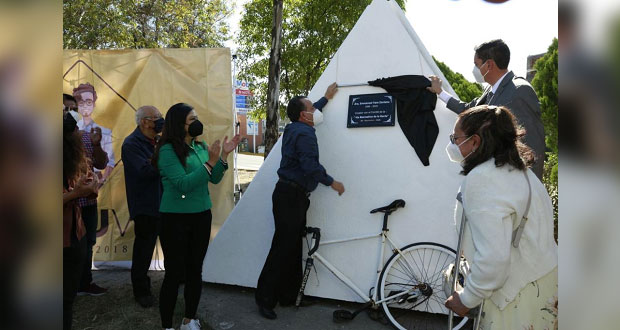 Develan placa en honor a Manu; piden su nombre en Vía Recreativa
