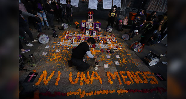 Ni una más colocan ofrenda a víctimas de feminicidio en Puebla