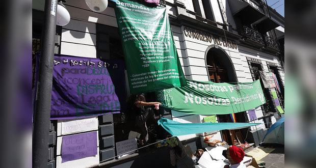 Sin acuerdos, sobre legalización del aborto; feministas mantienen toma del Congreso