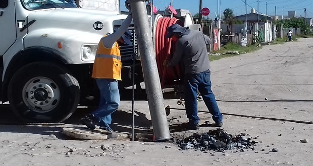 Dan mantenimiento a red de drenaje en colonia Joyas del Sur