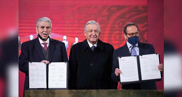 AMLO firma acuerdo para revisar outsourcing; pide a empresas no abusar