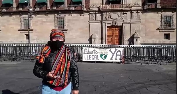 Feministas de Puebla llevan a Palacio Nacional exigencia de aborto legal