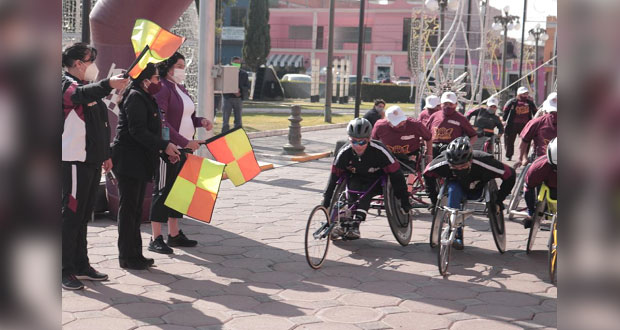 Pérez da banderazo de cuadrangular de baloncesto en silla de ruedas