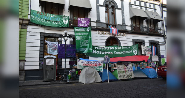 Plantean parlamento abierto sobre aborto a colectivas que ocupan el Congreso