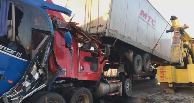 Choque entre ADO y tráiler en la Puebla-Orizaba deja 16 heridos