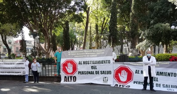 Exigen en marcha frenar criminalización y agresiones a personal de salud