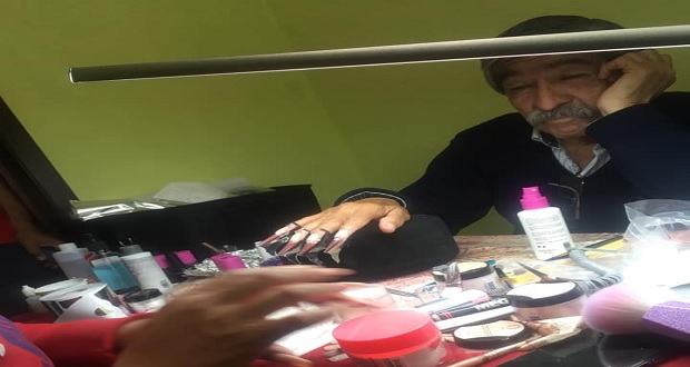 Un papá se hace viral al dejar que su hija le coloque uñas postizas
