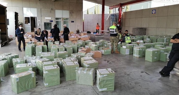 Aduanas asegura 6 mil zapatos y 9 mil celulares en AICM