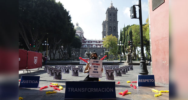 Con performance se manifiestan en contra de la tauromaquia en Puebla