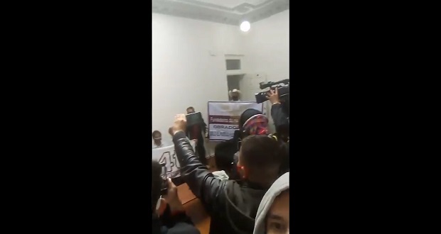 Feministas y militantes inconformes protestan en CEN de Morena