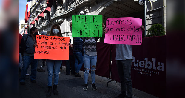 Locatarios se manifiestan frente a Palacio; exigen permiso para abrir