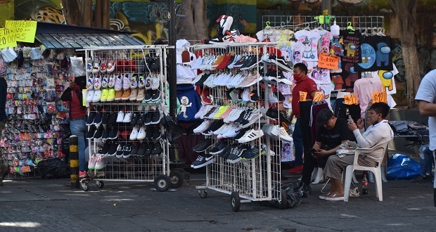 Pese a decreto, ambulantes se instalan en calles del CH de Puebla