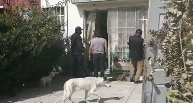 Supuestos empleados de BBVA intentan desalojar a mujer de su casa en Cholula