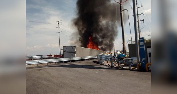 Tráiler vuelca y se incendia en la México-Puebla, en Xalmimilulco