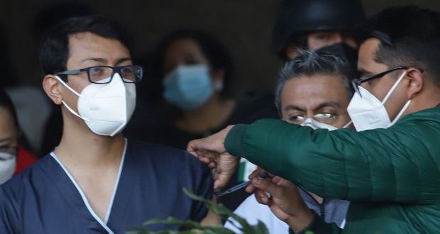 Con aplausos, recibe personal de salud vacuna contra Covid en Puebla