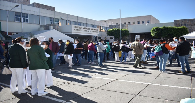En autobuses, llegan médicos para recibir vacuna contra Covid en Puebla