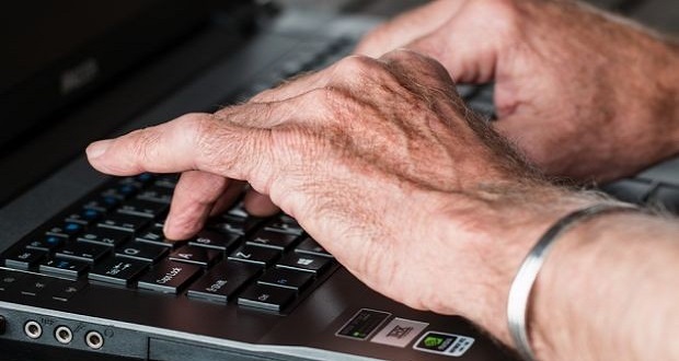 Adultos mayores, sin poder registrarse para vacuna Covid; sitio se saturó