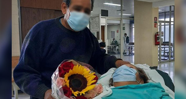 Adulto mayor se reencuentra con esposa recuperada de Covid en IMSS