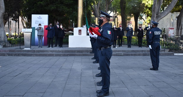 Conmemora ayuntamiento de Puebla Día de la Bandera