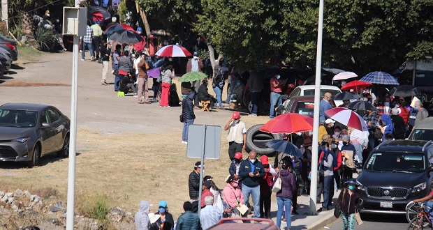 Inicia vacunación contra Covid en Cholula con mala organización
