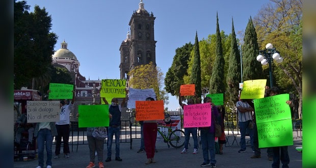 Locatarios protestan por alza de costo en uso de suelo de mercados