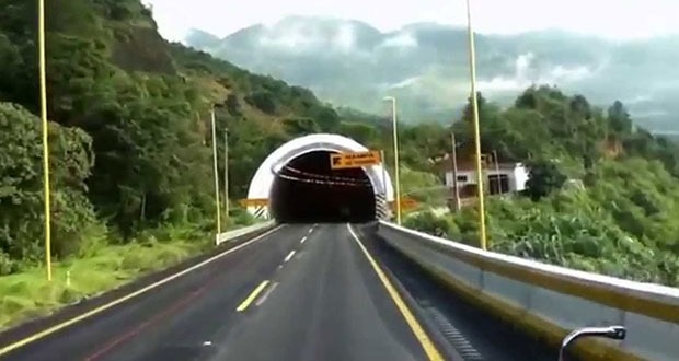 Muere tras volcar en la Puebla-Orizaba; hubo actos de rapiña