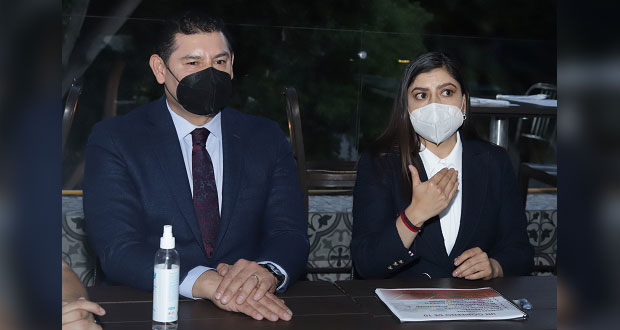 Tras bajarse de contienda, Armenta entrega proyecto a Rivera y Quiroz