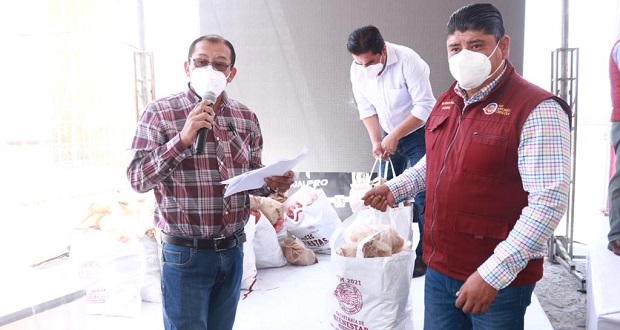 Ayuntamiento de San Andrés entrega apoyos en Acatepec
