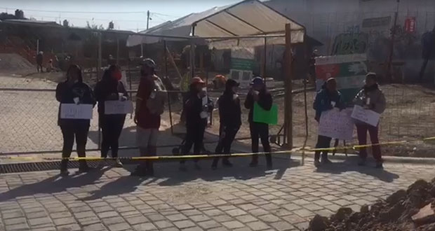 Chocan vecinos de Totimehuacan con obreros de IVI por construcciones