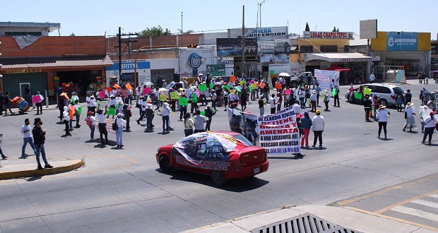 Cierran vialidades locatarios de mercado Amalucan contra obras