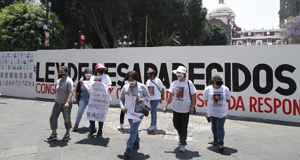 En zócalo, colocan fotos y nombres de desaparecidos; exigen aprobar ley
