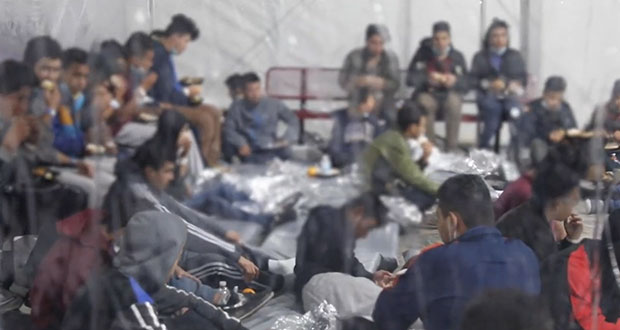 Como Trump, gobierno de Biden hacina a niños migrantes en detención