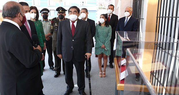 Con ofrenda y exposición, gobierno estatal conmemora a Juárez