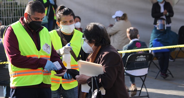 Con orden y emoción, vacunan a adultos mayores contra Covid en Puebla