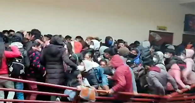 En Bolivia, universitarios caen desde un cuarto piso, hay 5 muertos