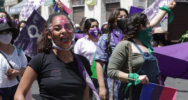 En Puebla, marchan mujeres para exigir derechos y legalizar aborto
