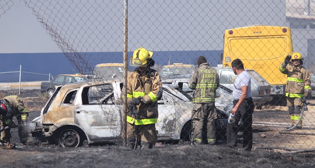 Incendio en Agua Santa quema al menos 20 vehículos de corralón