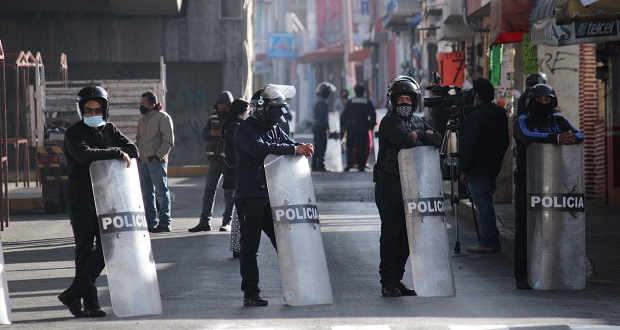 Locatarios resguardan mercado Amalucan ante presencia de policías