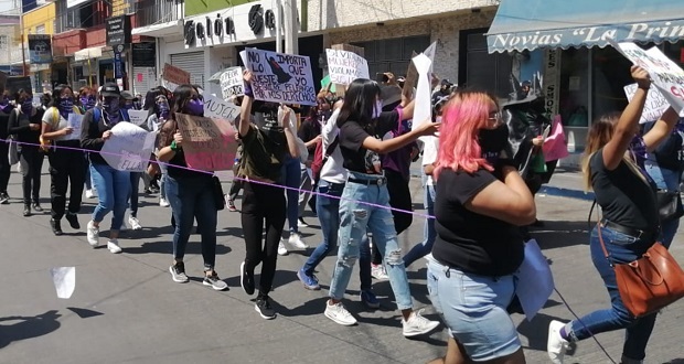Marchan en Texmelucan para exigir alto a violencia contra mujeres