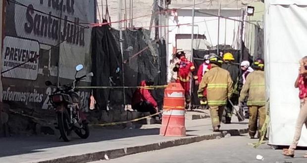 Más de 30 horas después, recuperan primer cuerpo en obra de Texmelucan
