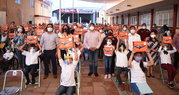 Maxil entrega 200 tabletas a estudiantes de primaria en San Andrés