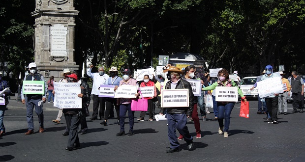 Pensionados marchan en Puebla, exigen aumentar el pago de cuotas por pandemia