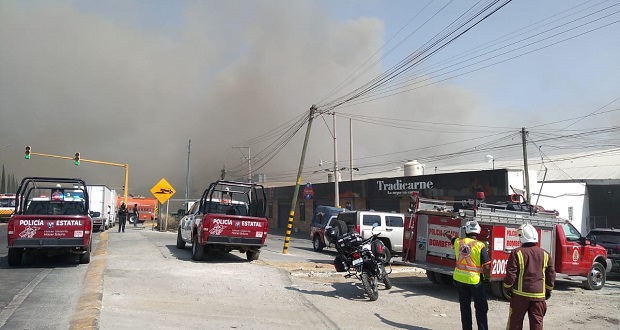 Sofocan incendio en bodega de estopas en San Andrés Cholula
