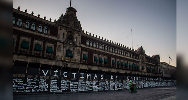 Transforman valla de Palacio Nacional en memorial de feminicidios