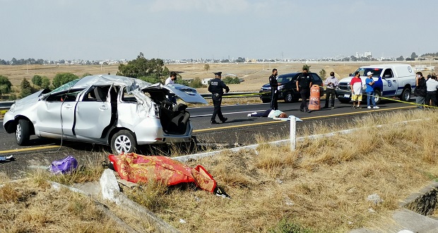 Vuelca taxi: mueren 2 y 3 resultan heridos en la Puebla-Atlixco