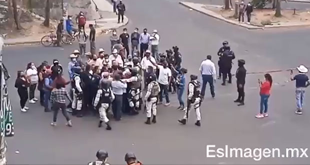 Bloquean por 3 horas puente de Finsa; acusan obra de mala calidad