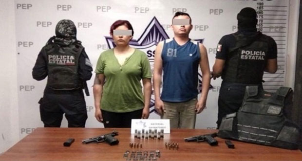 Detiene a dos presuntos policías que distribuían droga en Puebla