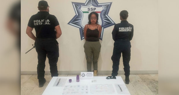 Detienen a mujer en plaza comercial de Atlixco por tráfico de drogas